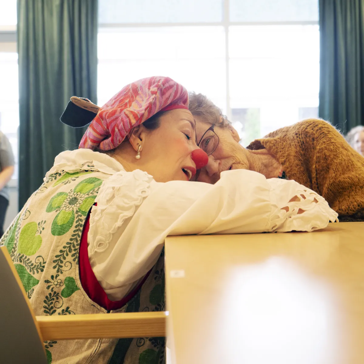 Fru Eple kinn mot kinn med en beboer